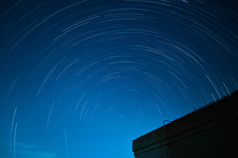 星空轨迹夜景图图片