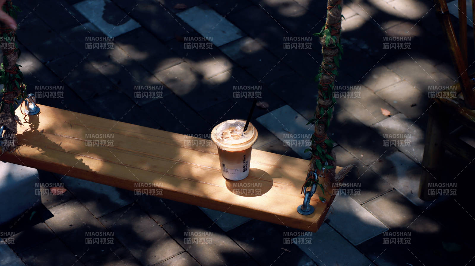 阳光下的咖啡时光图片