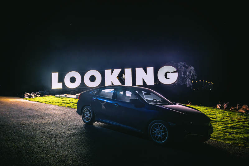 夜景下的 LOOKING 与车影图片