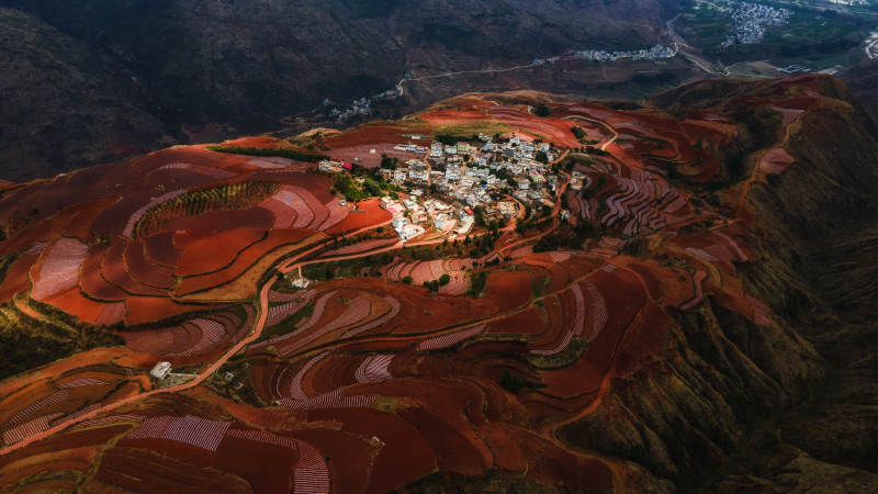 云南东川红土地上的村庄风光图片