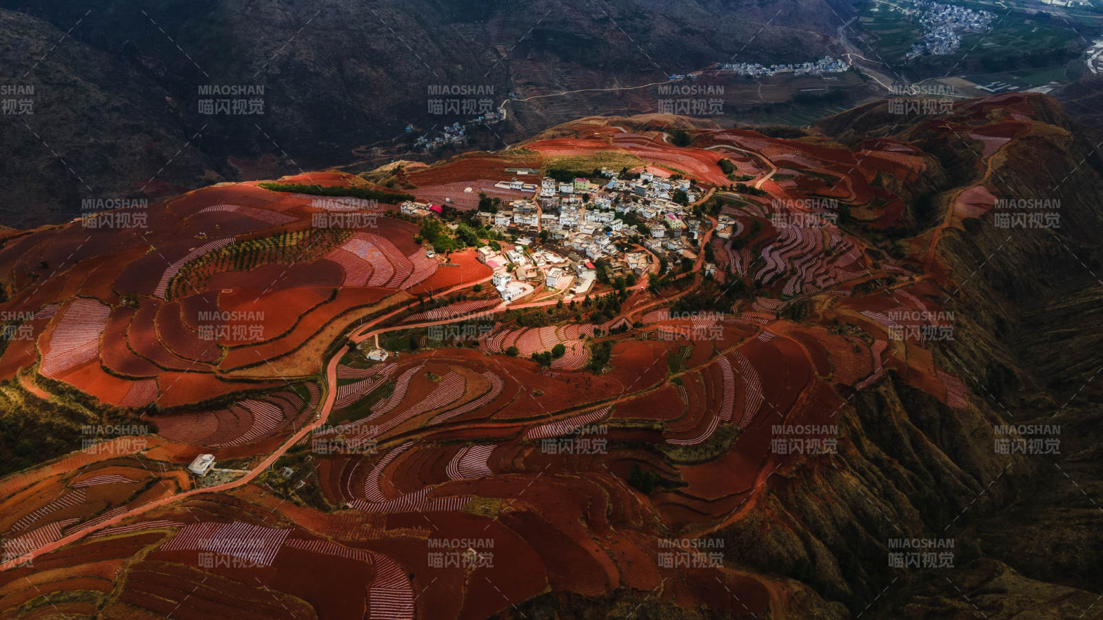 云南东川红土地上的村庄风光图片