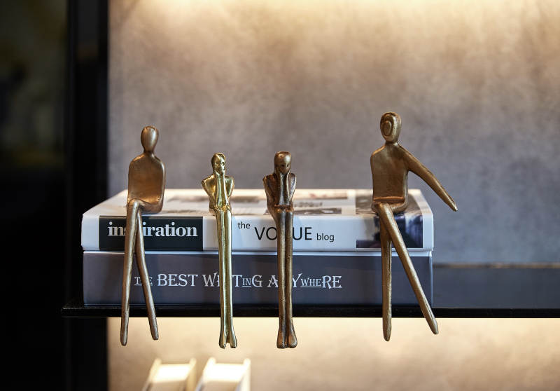 金色人形摆件与书籍组合图片