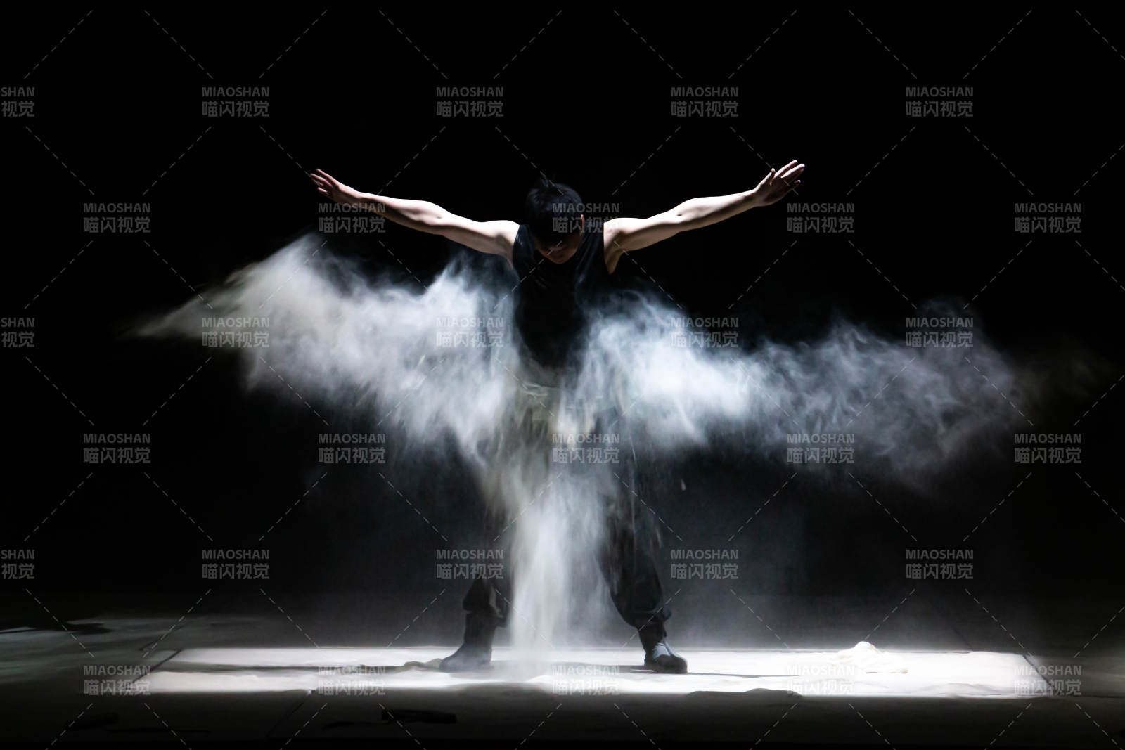 舞者与烟雾的光影交错图片