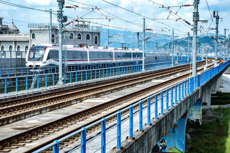 城市轻轨列车行驶中图片