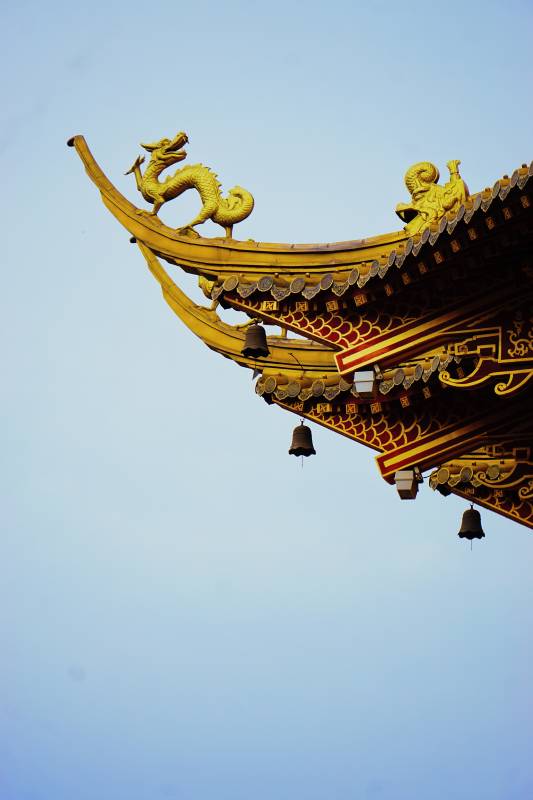 古寺飞檐龙饰铃声悠扬图片