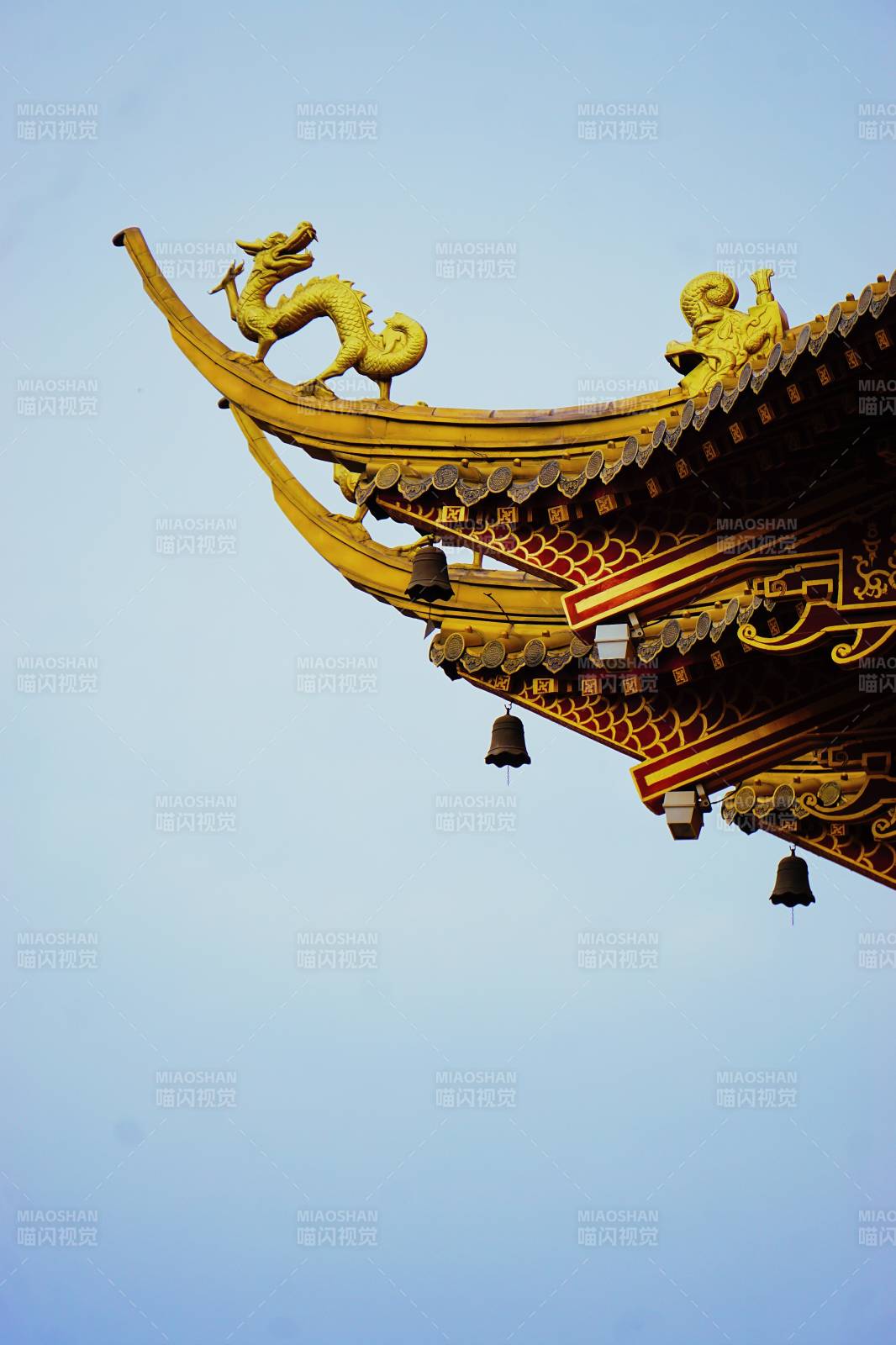 古寺飞檐龙饰铃声悠扬图片