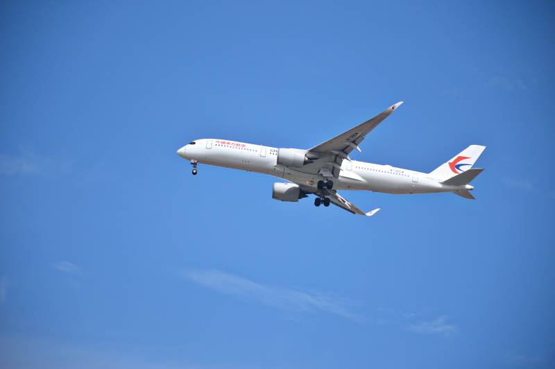 中国东方航空飞机飞行中图片