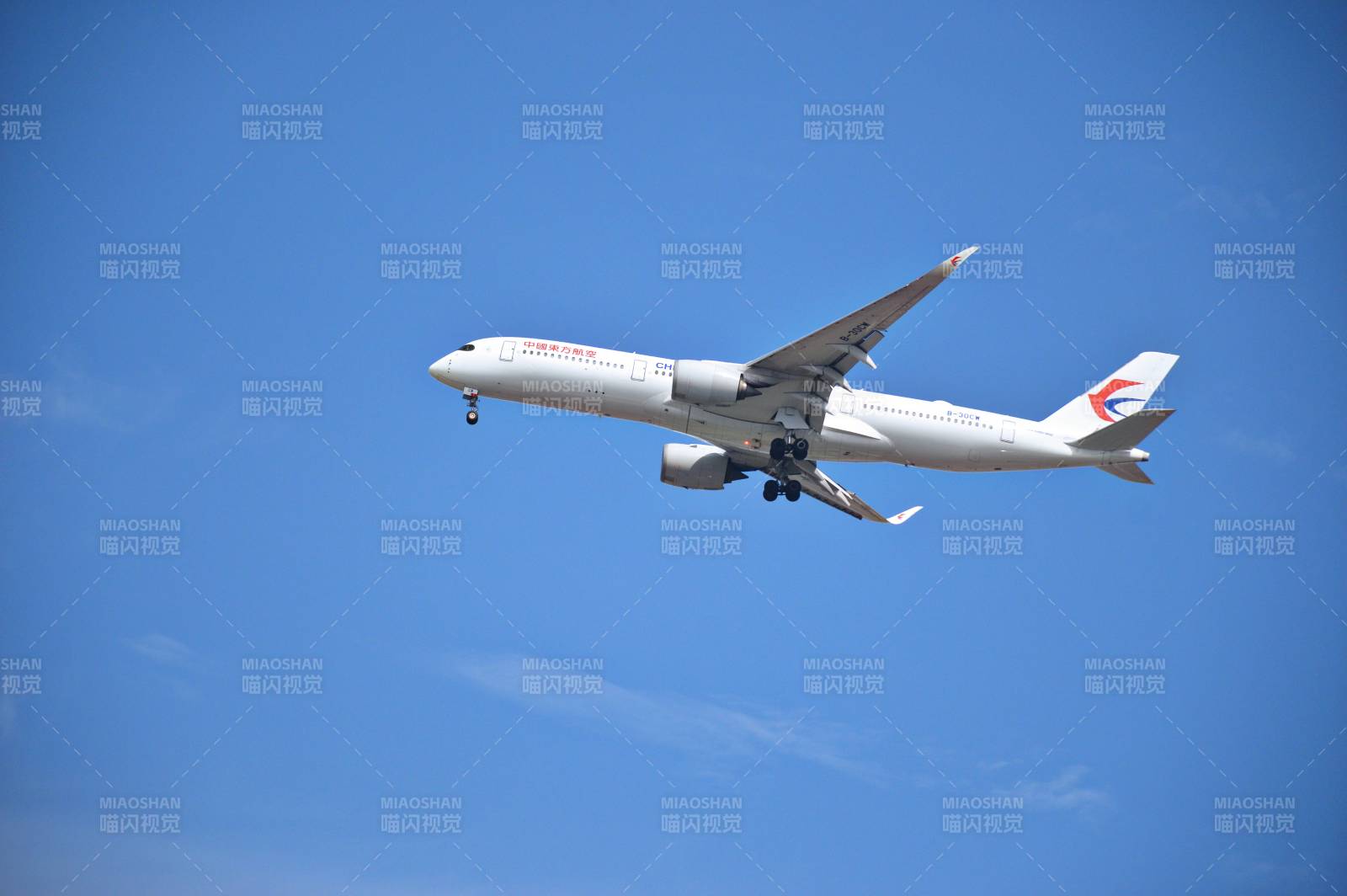 中国东方航空飞机飞行中图片