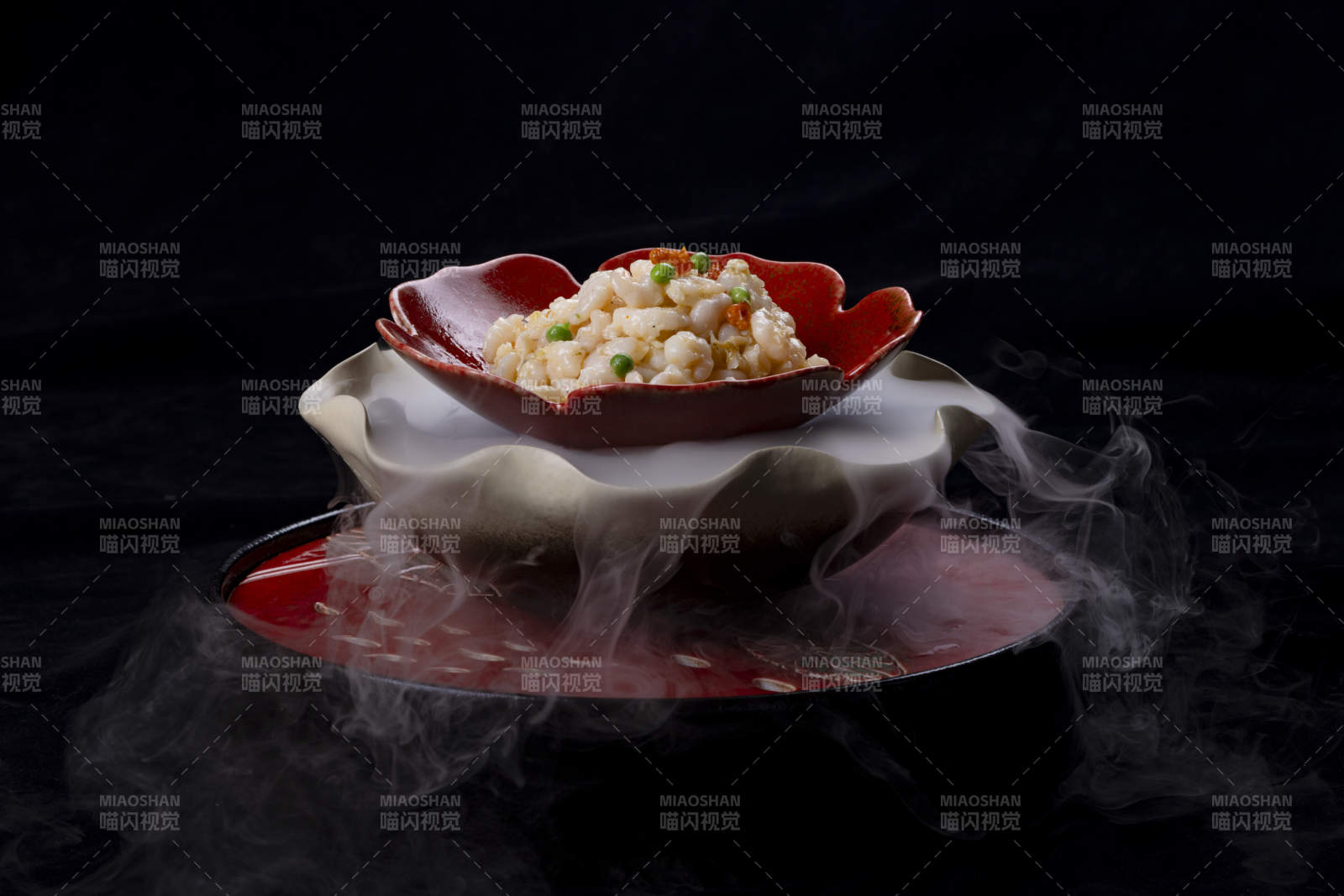 烟雾缭绕的美食佳肴图片