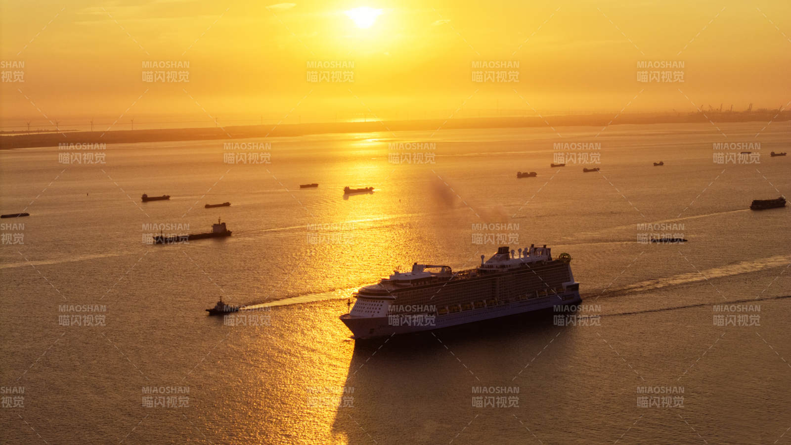 夕阳下的海上航行图片