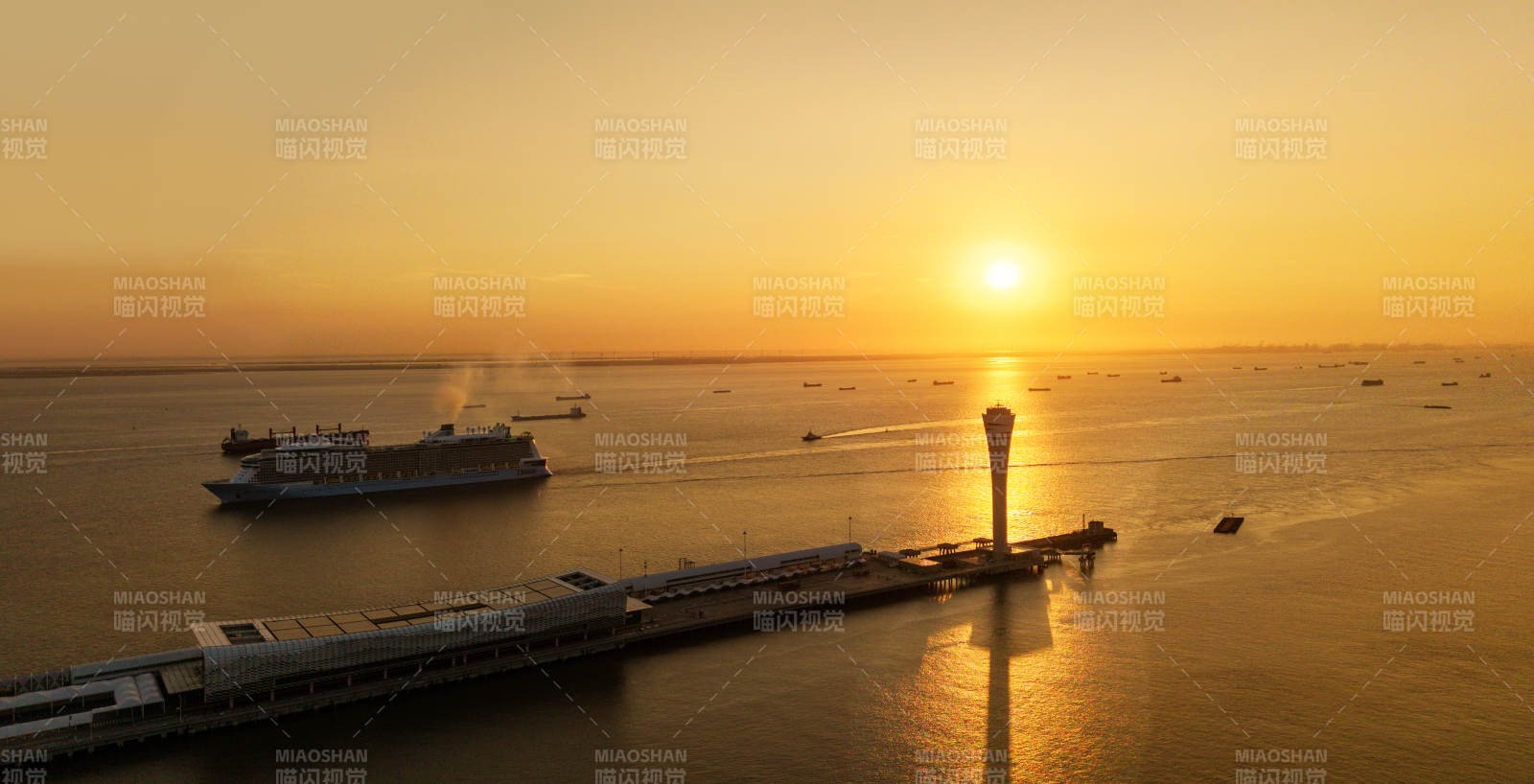 夕阳下的港口与航标塔图片