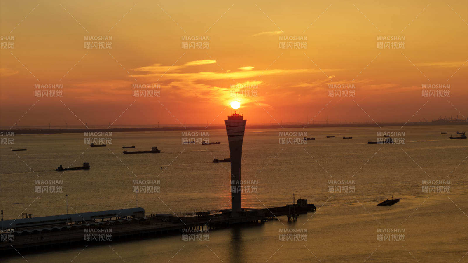 夕阳下的港口塔楼图片