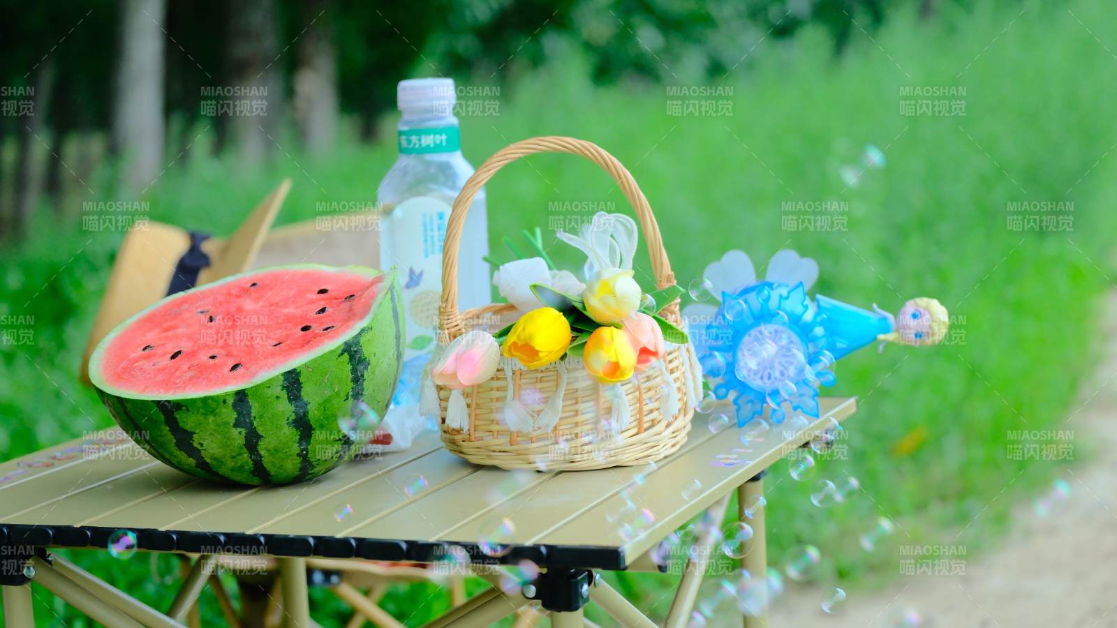 夏日野餐 西瓜与花篮图片