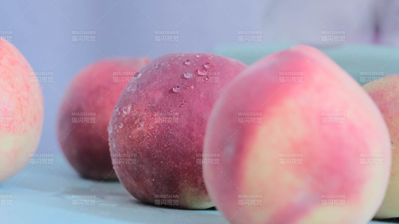 新鲜水滴桃子特写图片