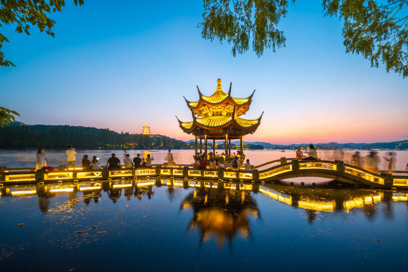 西湖夜景 亭桥倒影图片