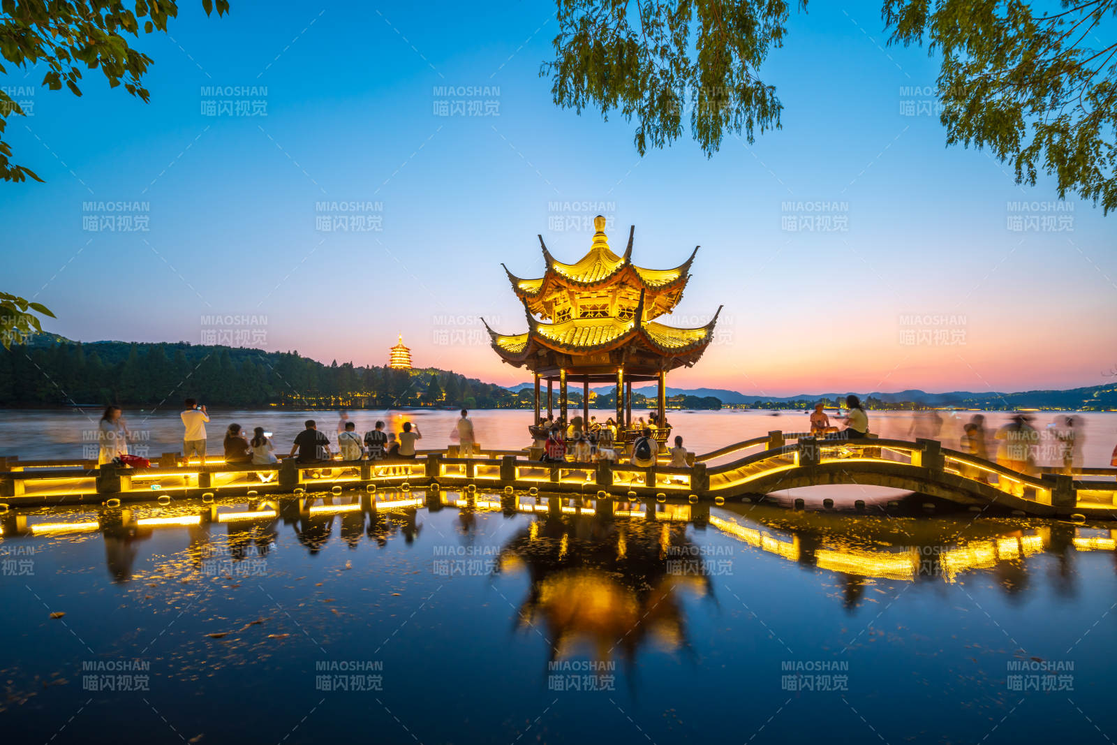 西湖夜景 亭桥倒影图片