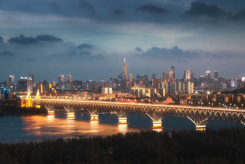 夜幕下的南京长江大桥图片