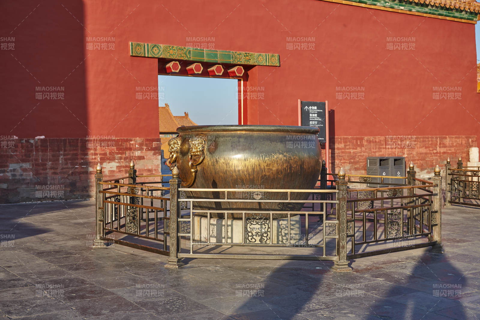 故宫铜缸与红墙映衬图片