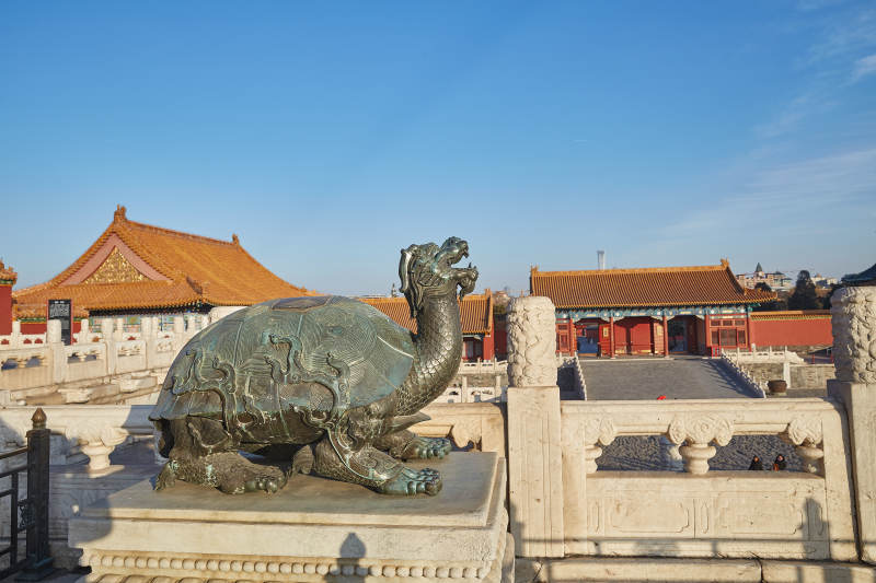 故宫铜龟雕像与红墙黄瓦图片