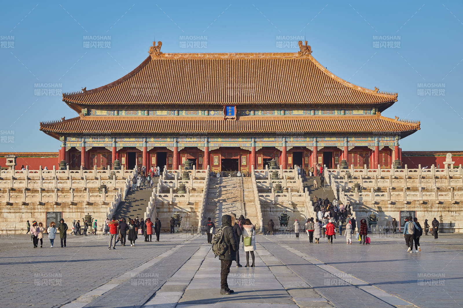 故宫太和殿前广场游客图片
