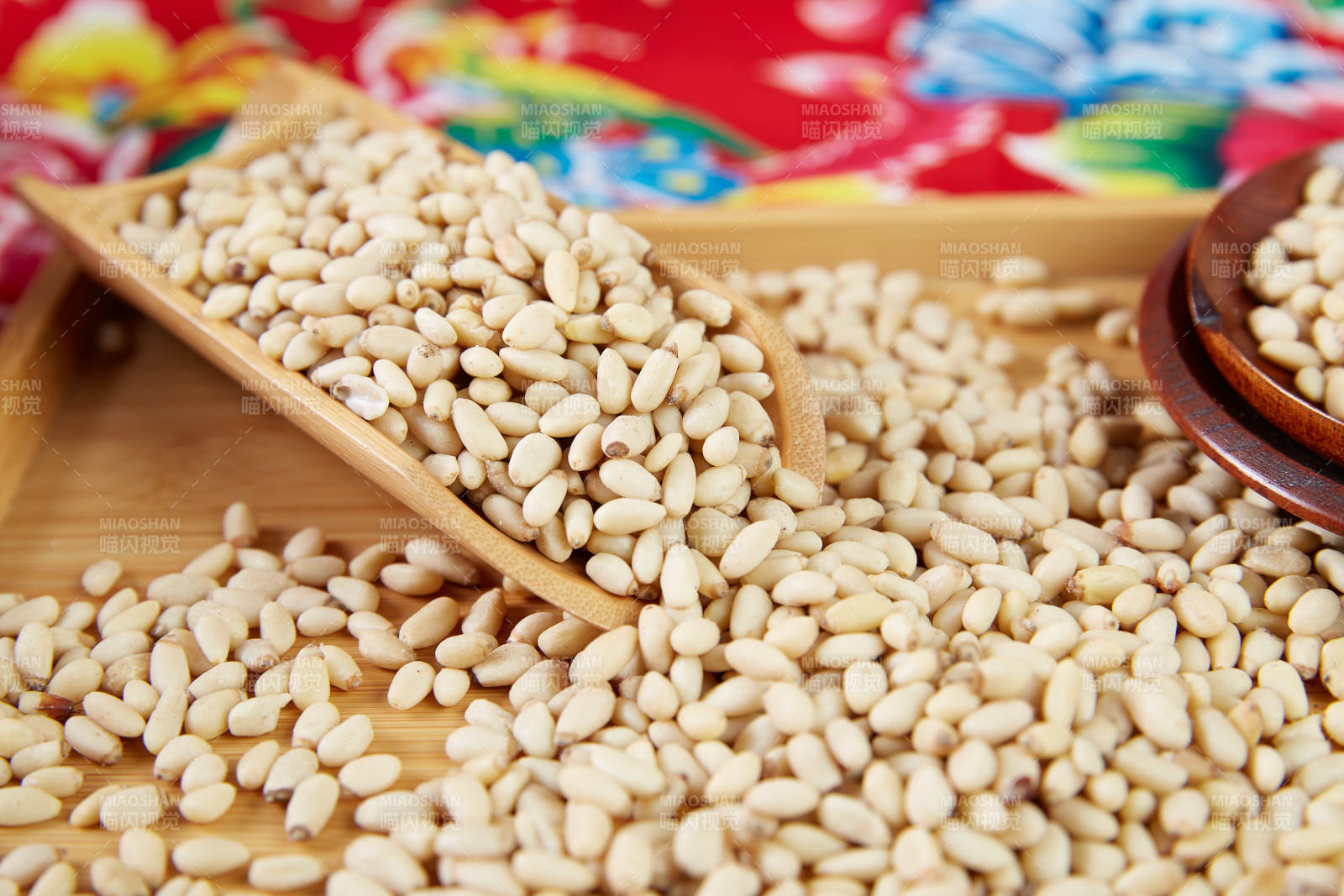 松子特写 木质勺盛装图片