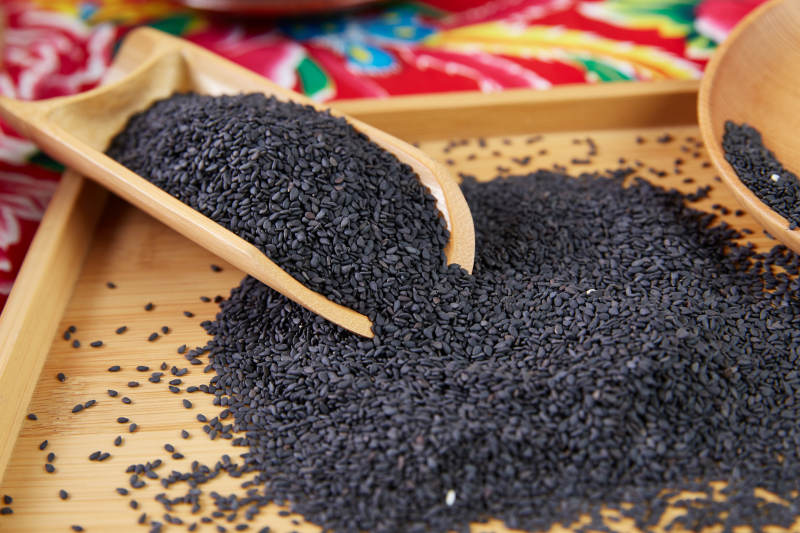 黑芝麻与木勺特写图片