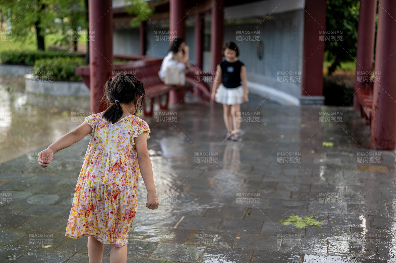 雨中嬉戏的小女孩图片