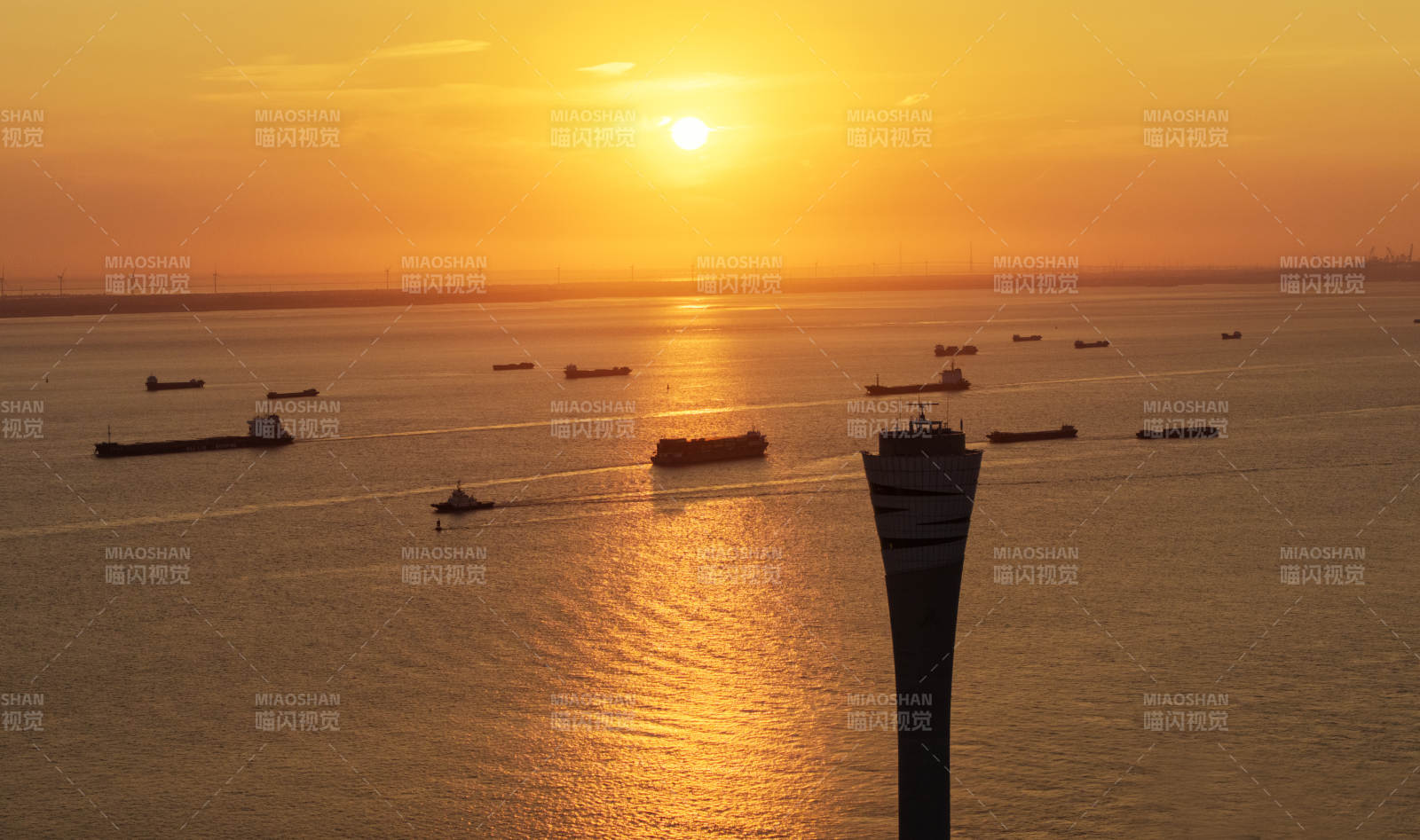 夕阳下的港口剪影图片