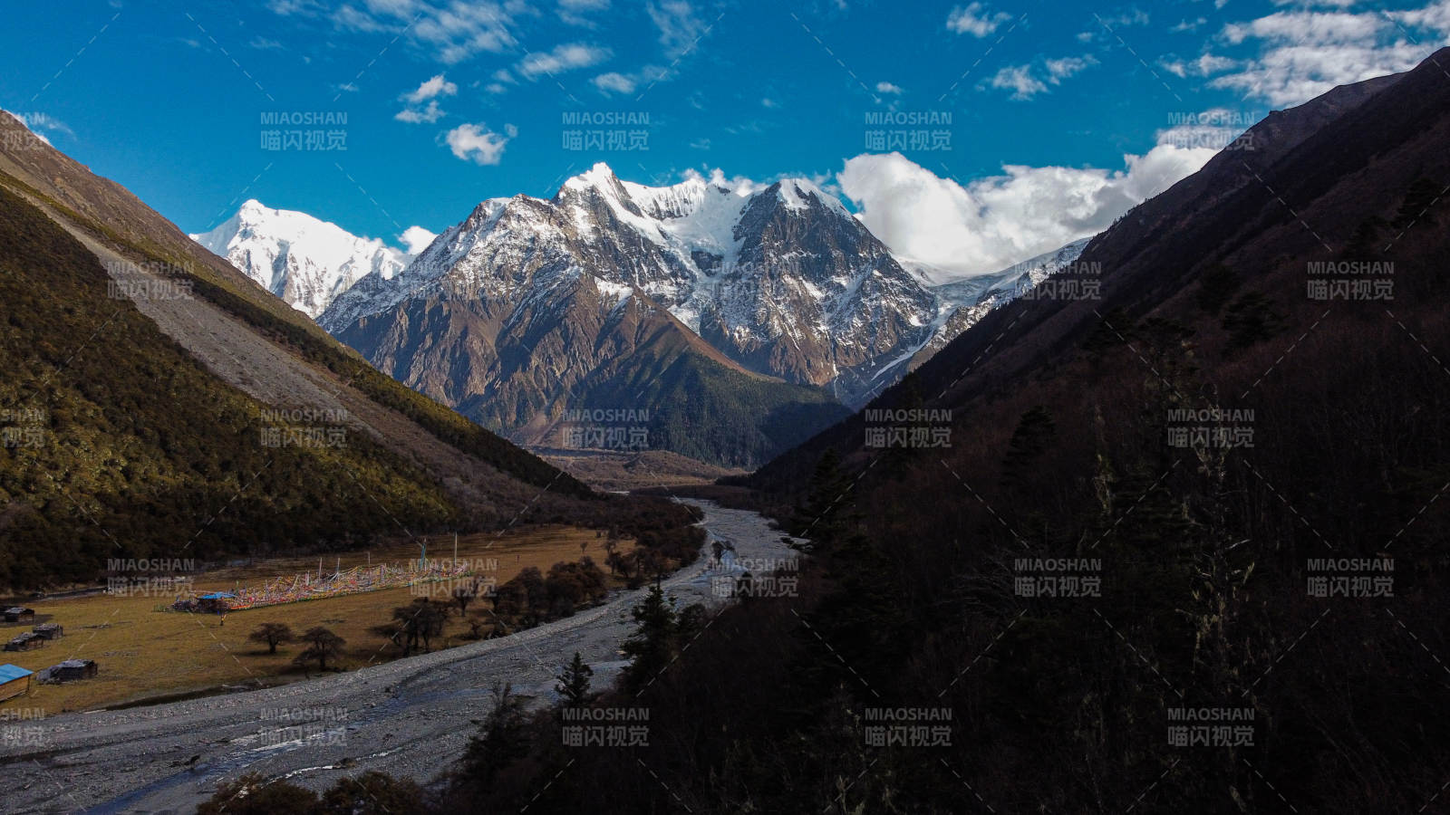 西藏林芝甲应雪山峡谷风光无限好图片