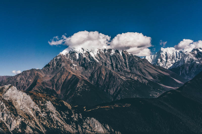 西藏林芝雪山云海 壮丽山河图片