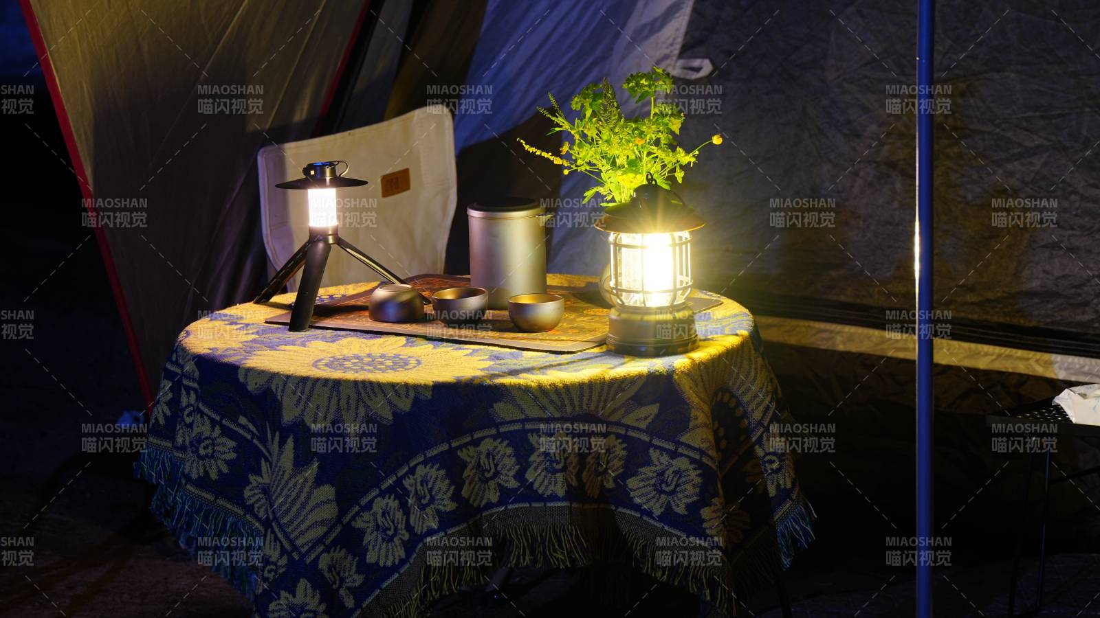 露营帐篷内的温馨夜景图片