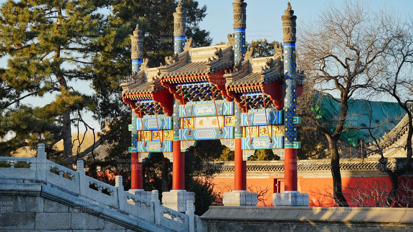 北京颐和园的彩绘牌坊图片