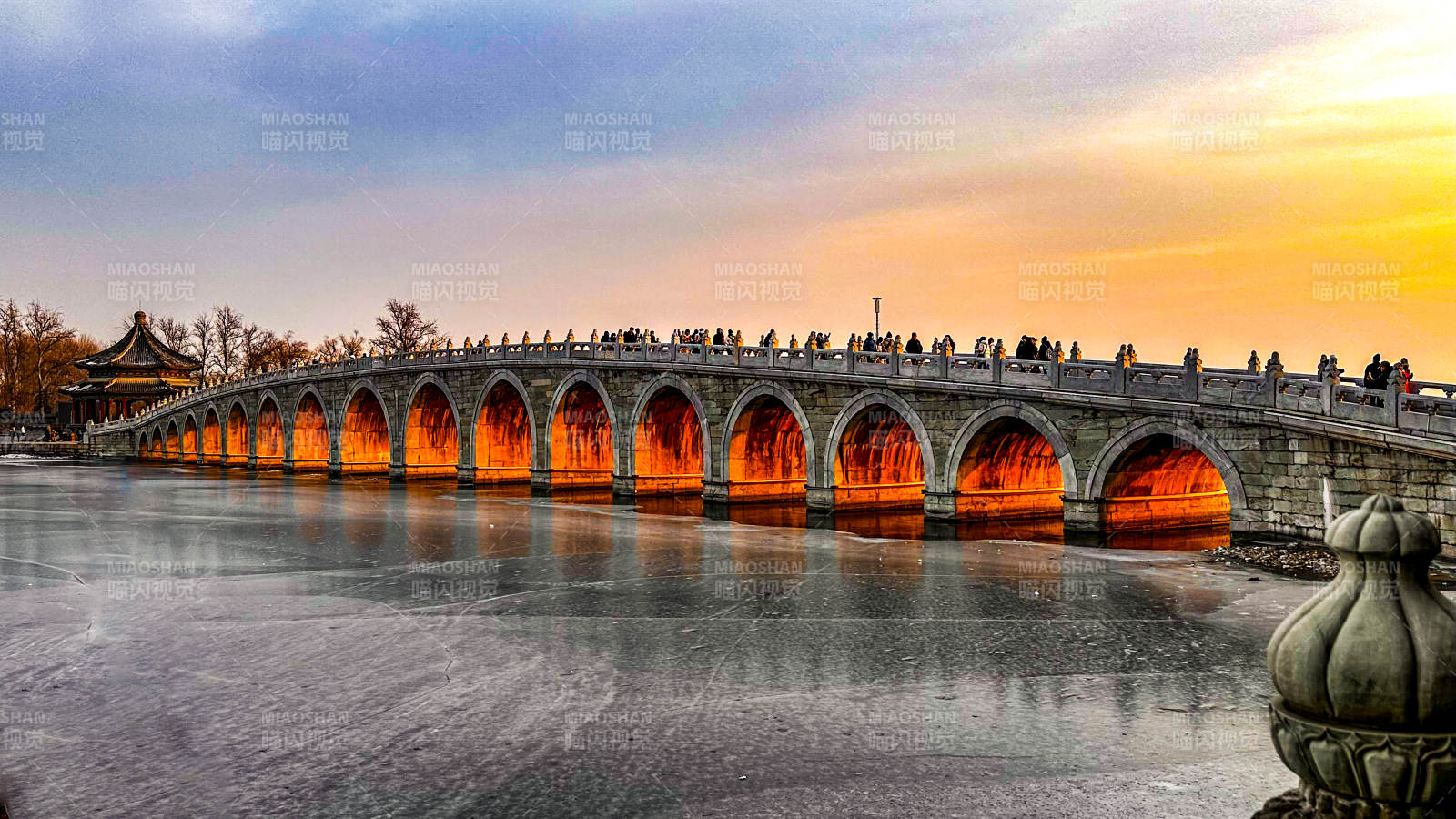 十七孔桥夕阳映照美景图片