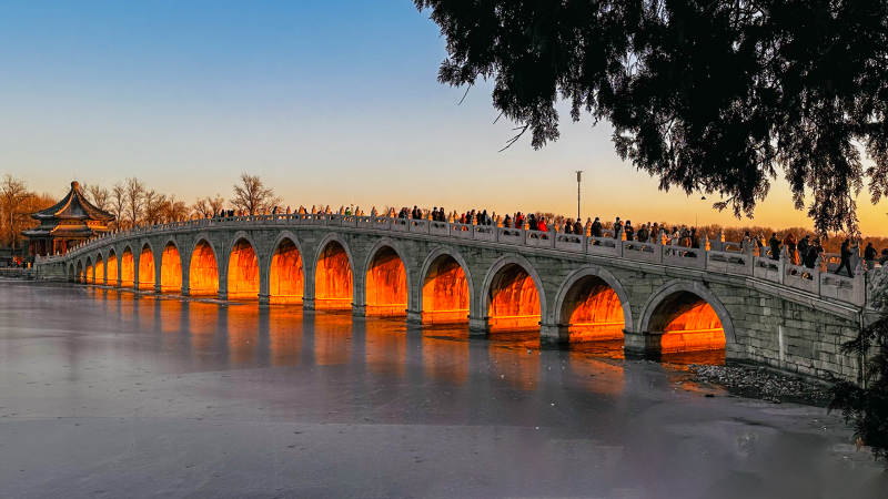 十七孔桥夕阳映照图片