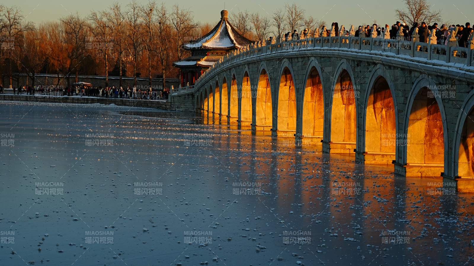 十七孔桥冬日夕阳映照图片