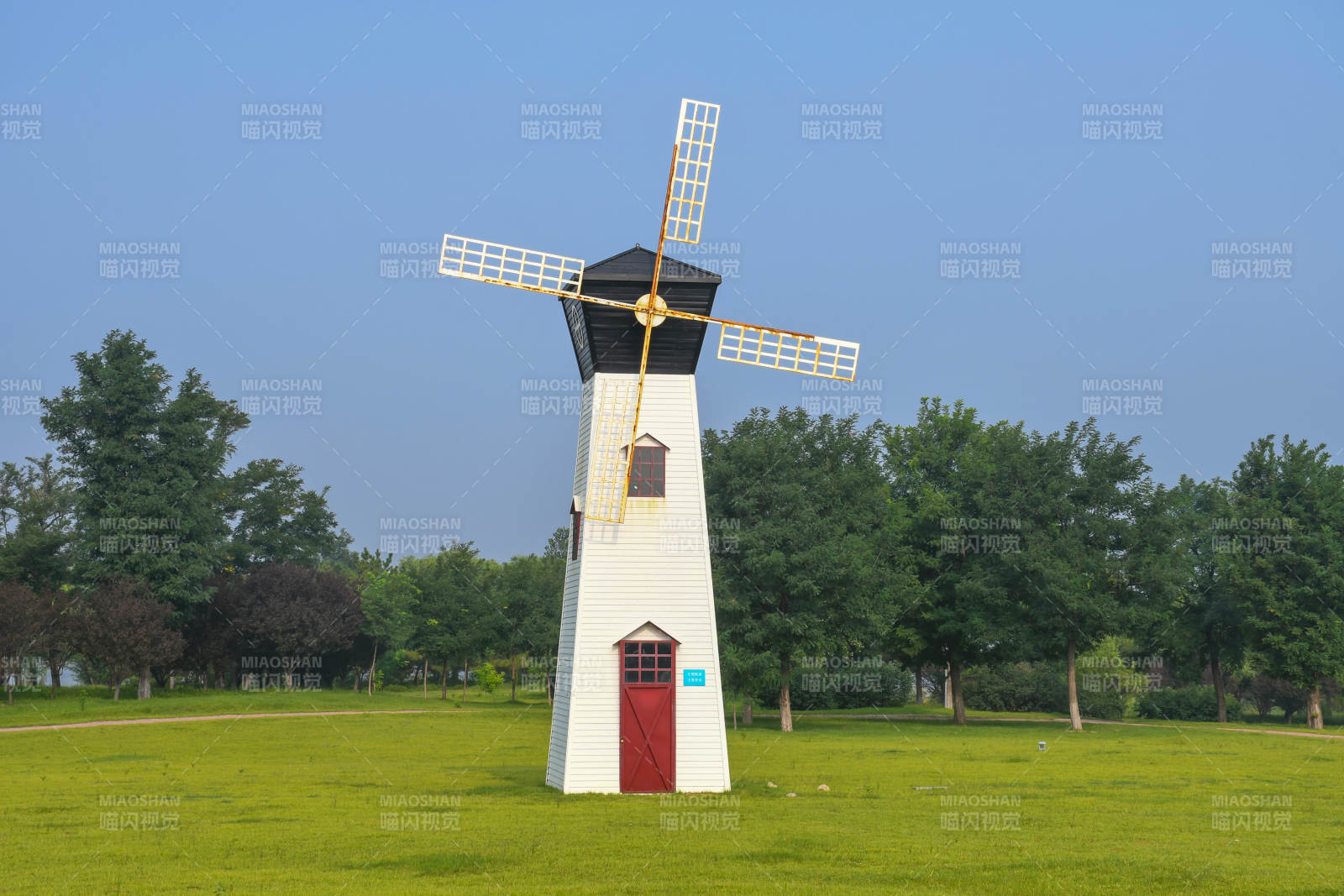 风车与绿野的宁静时光图片