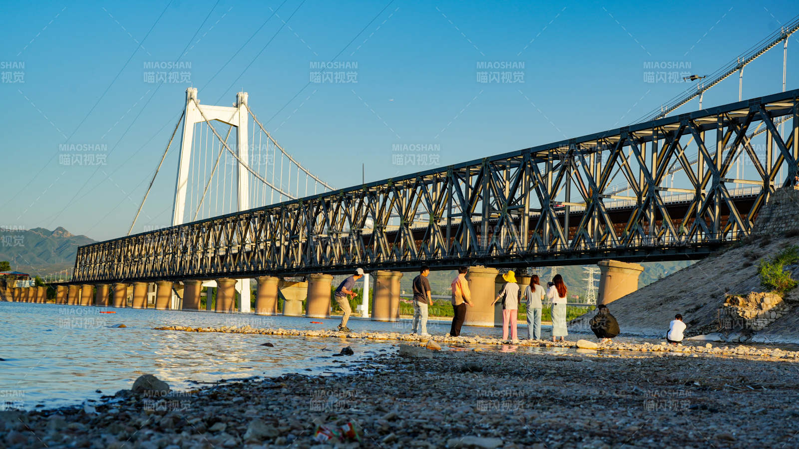 官厅水库怀来桥下河畔 夕阳漫步图片