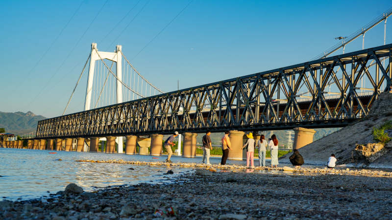官厅水库怀来桥下河畔 夕阳漫步图片