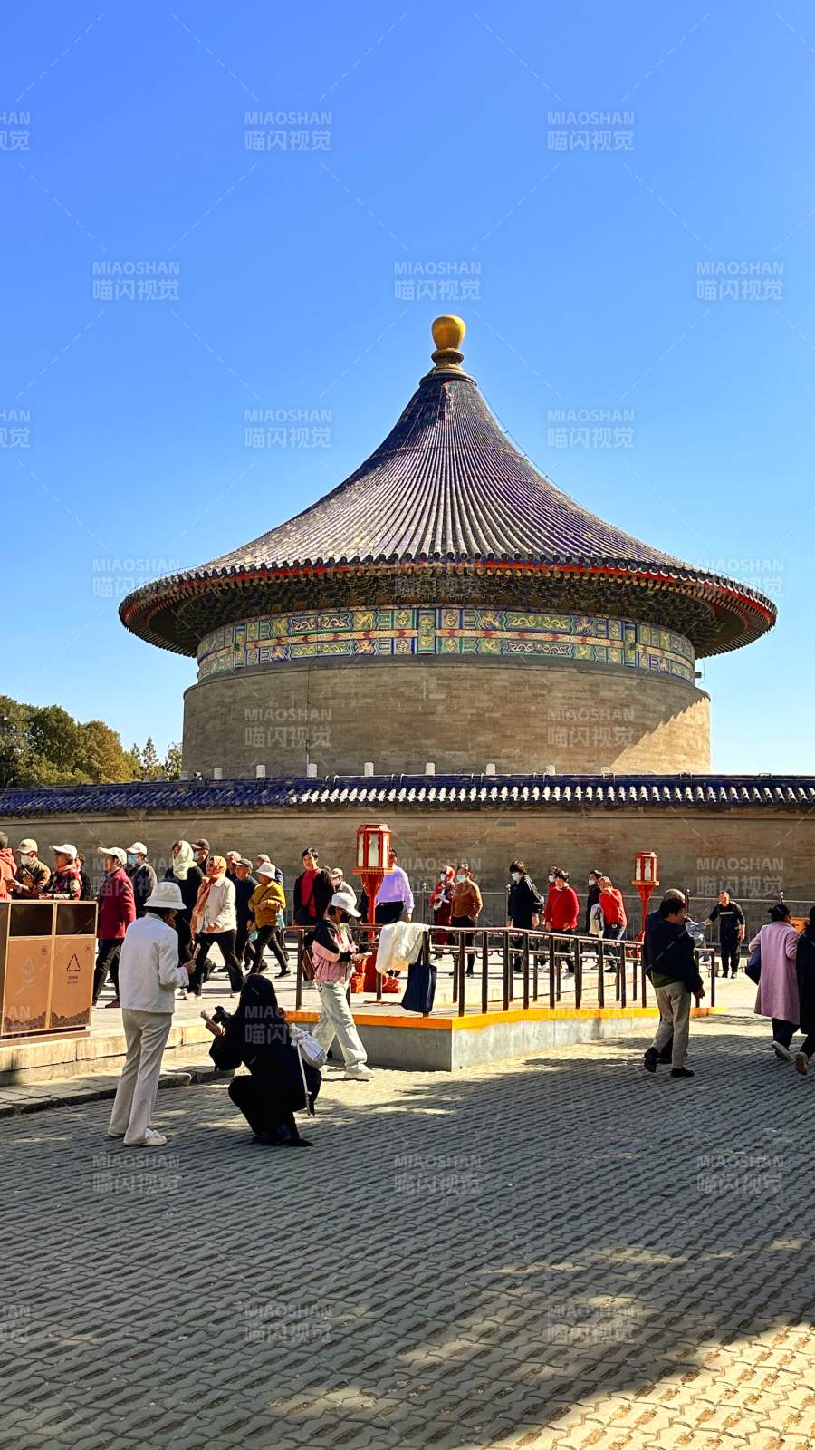 天坛祈年殿前游客如织图片