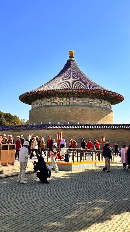 天坛祈年殿前游客如织图片
