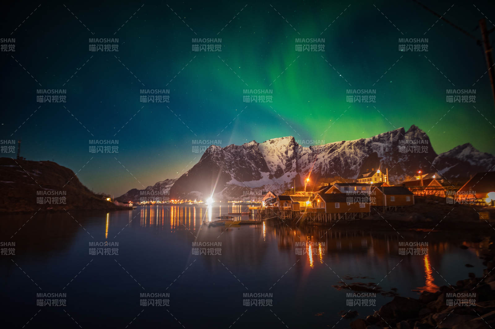 极光下的宁静小镇夜景图片