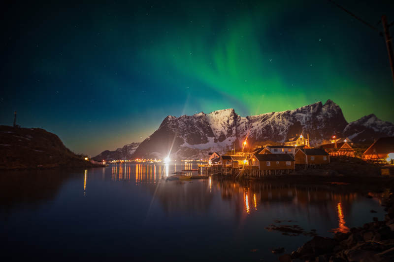 极光下的宁静小镇夜景图片