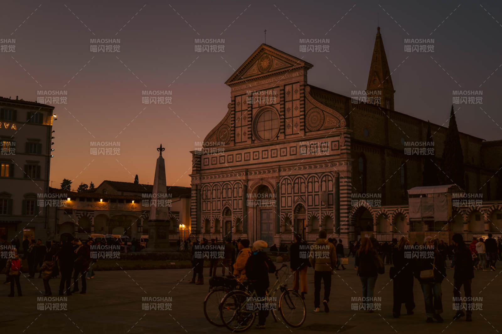 佛罗伦萨圣母领报广场夜景图片