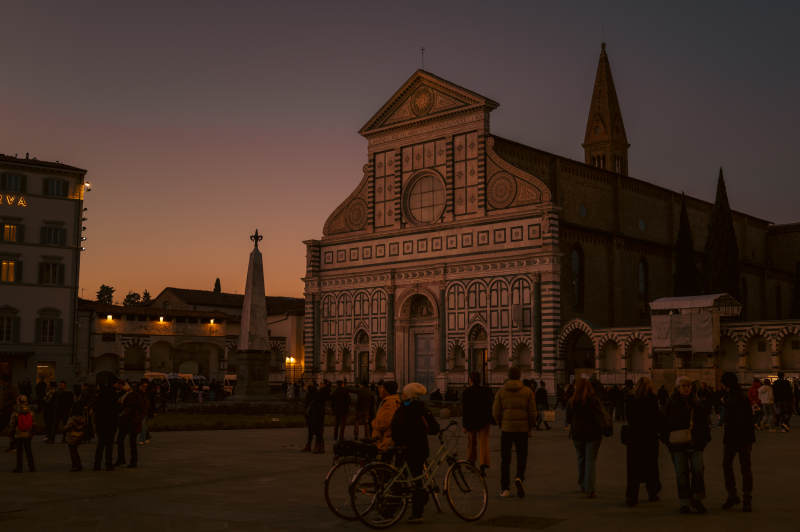 佛罗伦萨圣母领报广场夜景图片