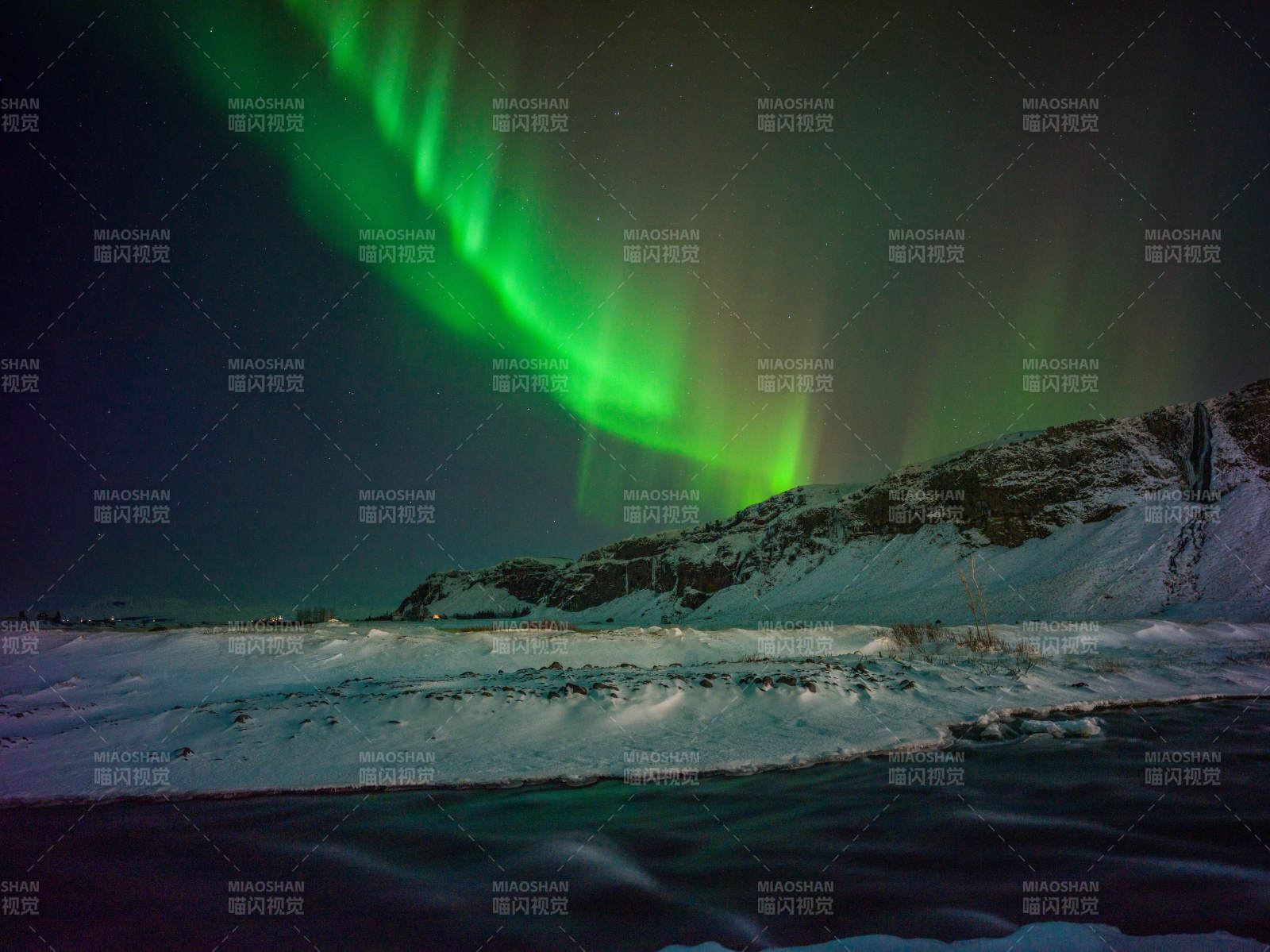 极光下的雪夜美景图片