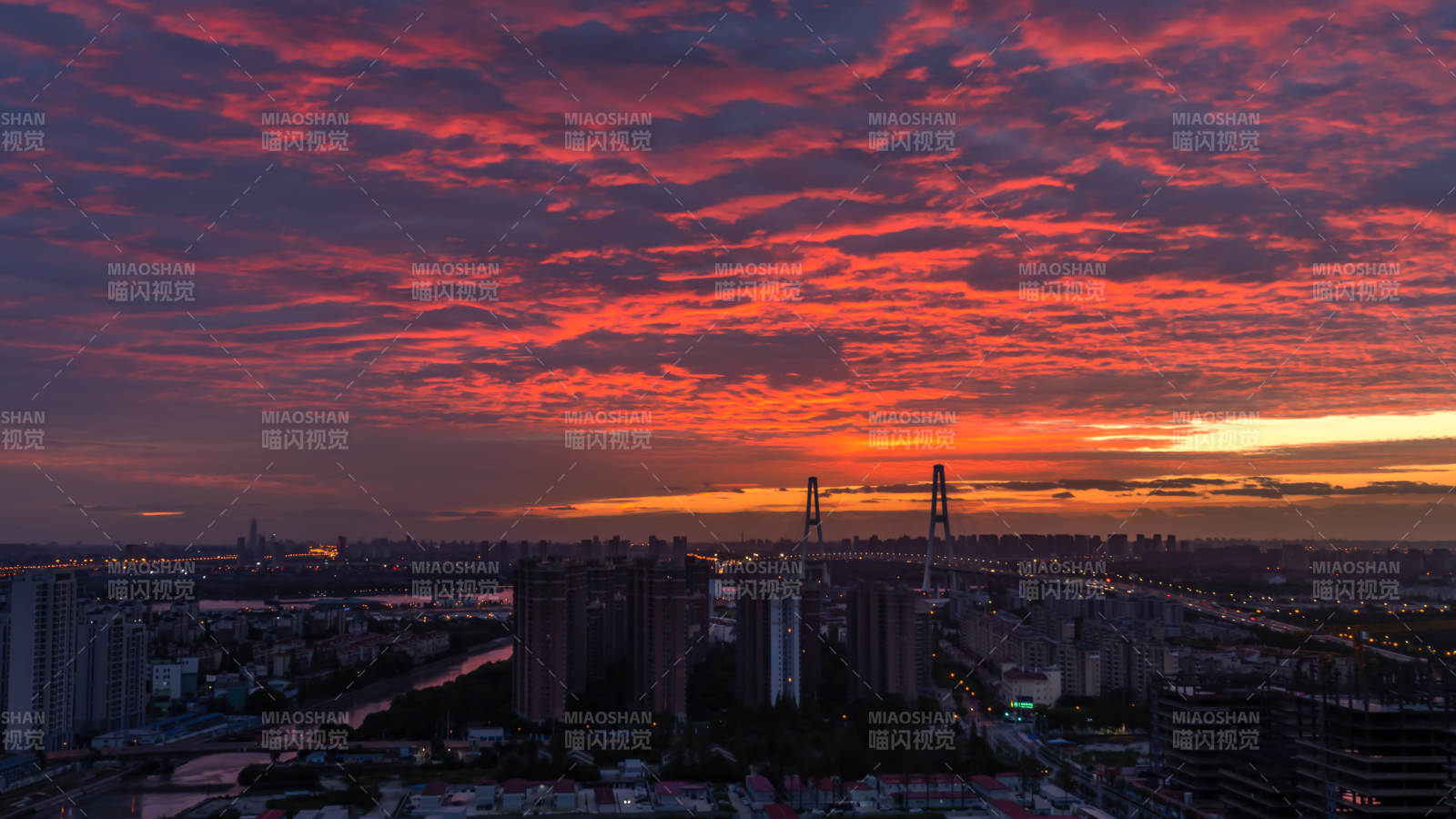 城市黄昏 云霞映照图片