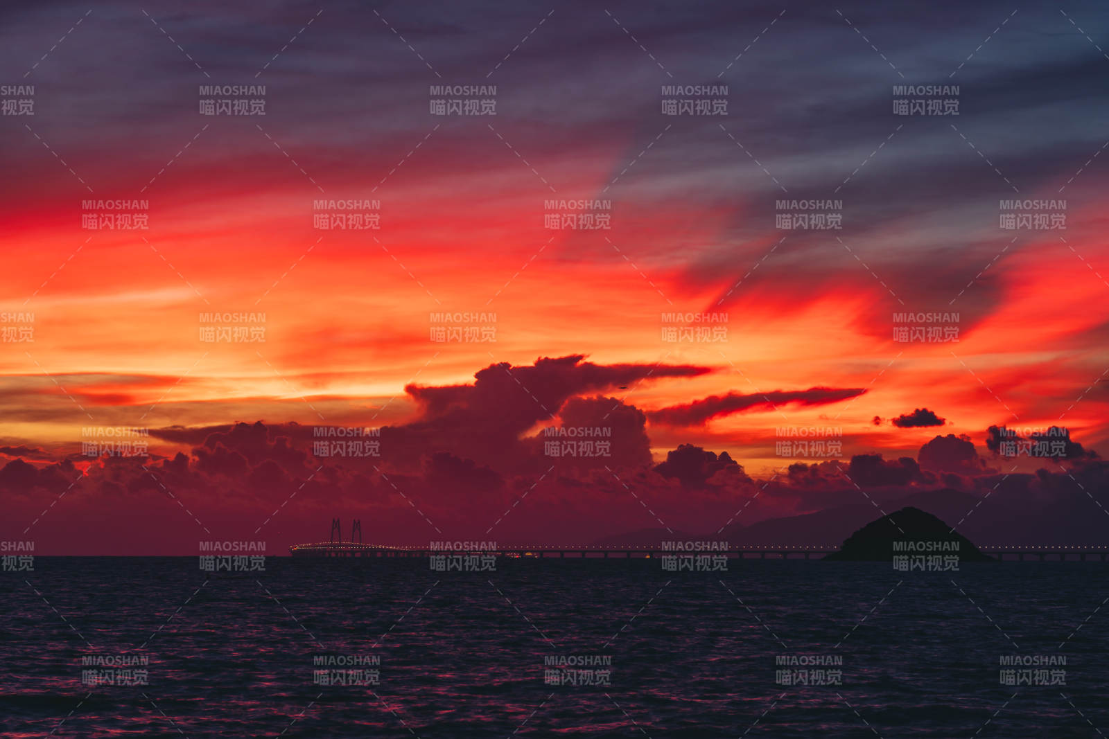 夕阳映海 云霞如火图片