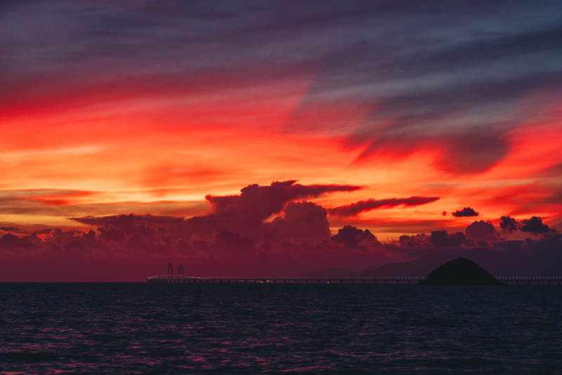 夕阳映海 云霞如火图片