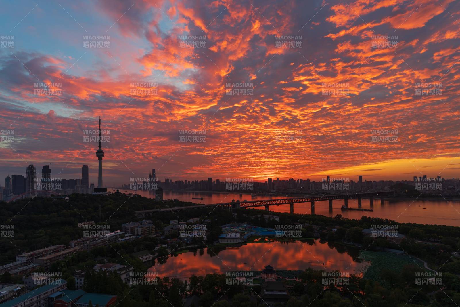 武汉长江大桥火烧云满天图片