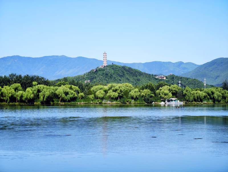颐和园 青山绿水映晴空图片